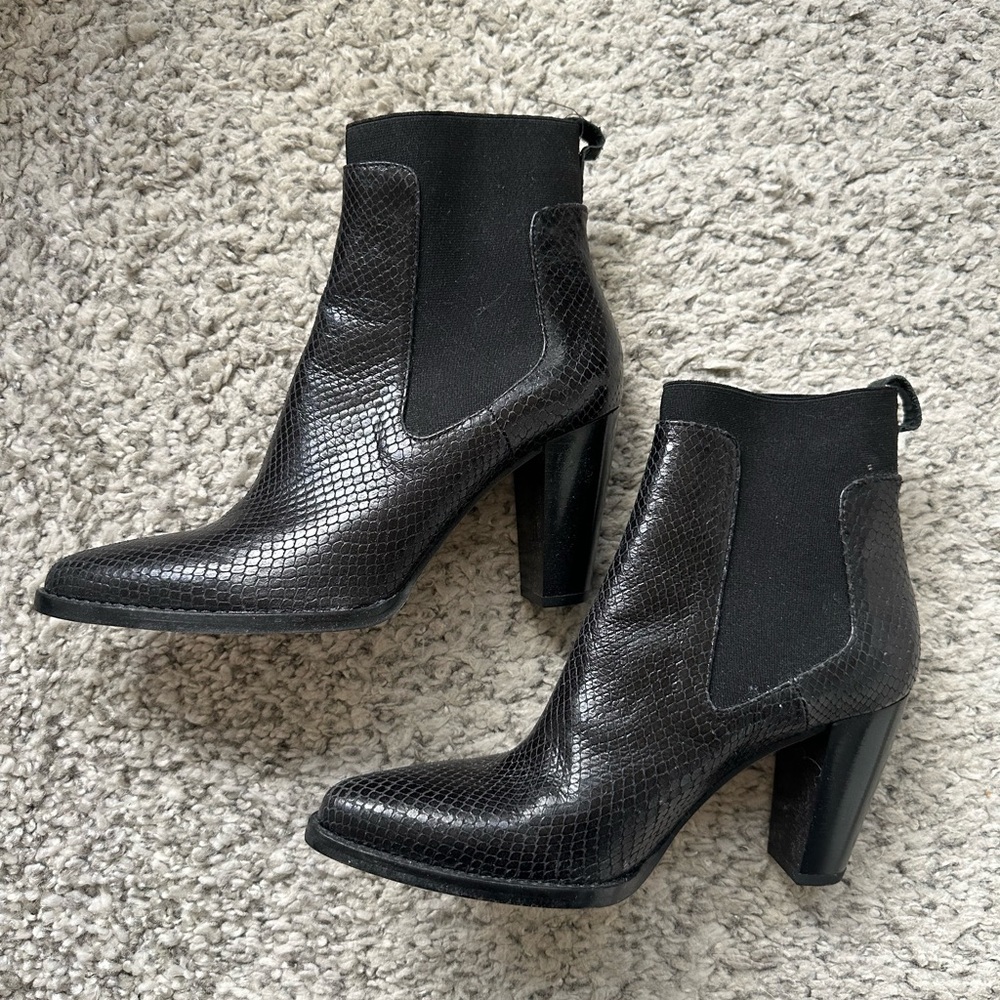 NWOT Zara Stylish pointed Black Ankle Boots - Snakeskin Texture, size 39